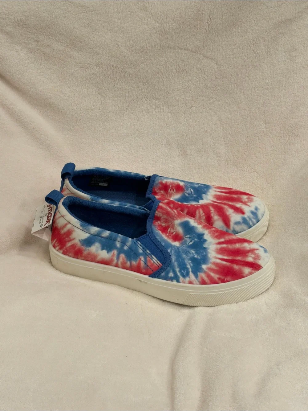 NWT Women’s Red & Bed Skechers Tie-Dye Slip-On Sneakers